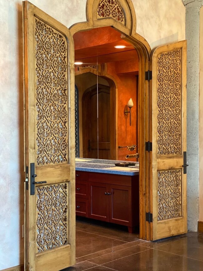 Building Photo - LUXURY TOP-FLOOR 2BR/2.5BA PENTHOUSE LOFT ...
