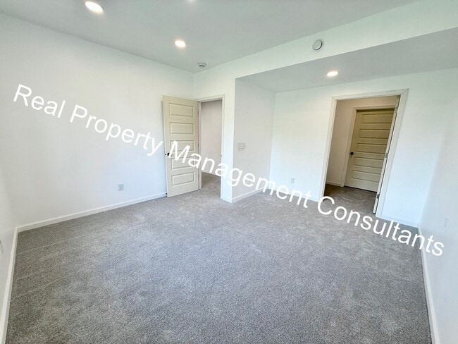 Building Photo - Extraordinary 4 bedroom home in Lee's Summit
