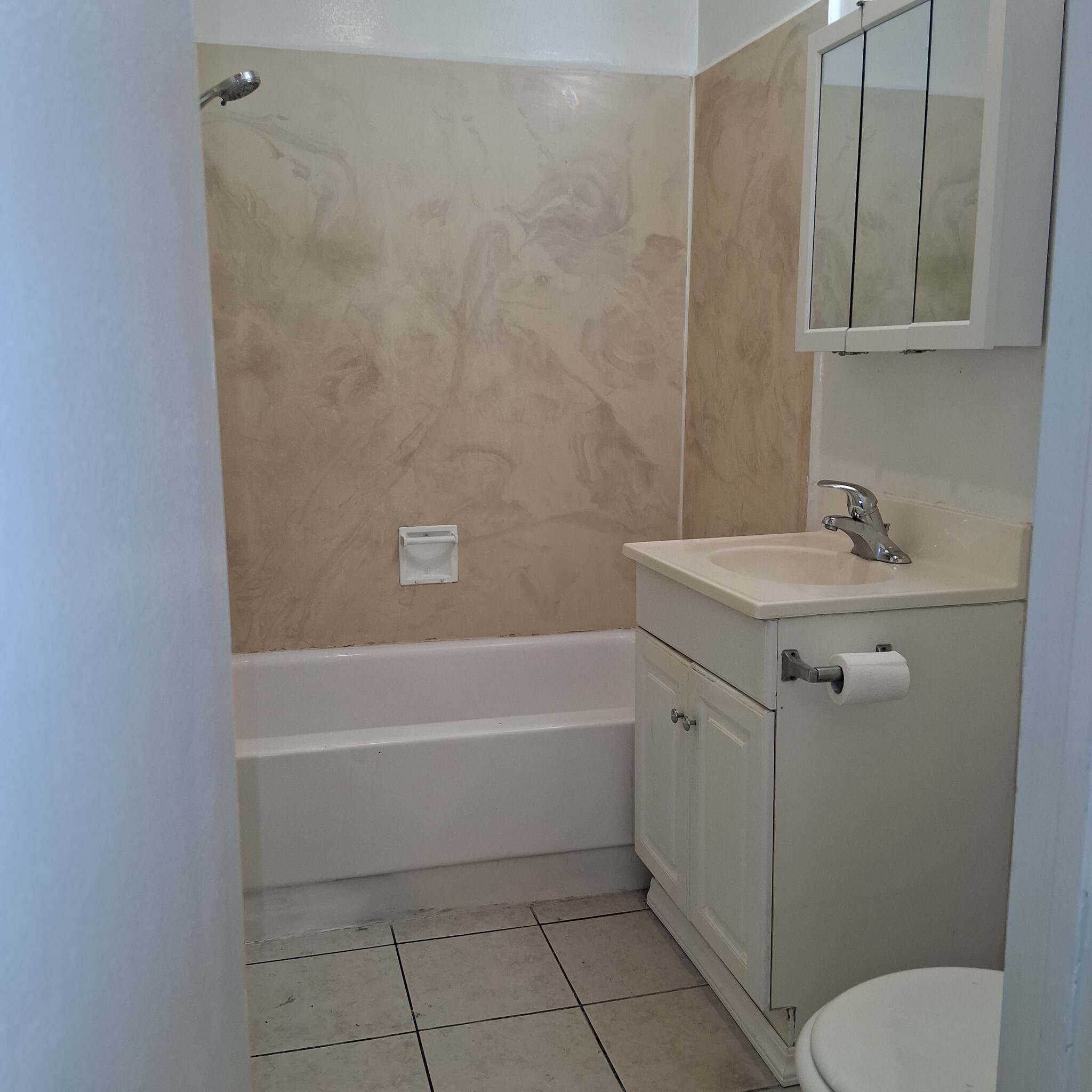 Central full bathroom - 2115 1/2 S Broden St