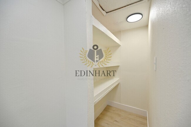 Building Photo - 1584 N Carruth Ave