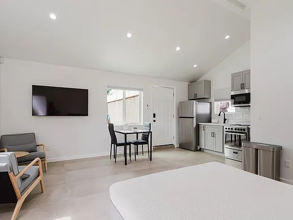 Building Photo - "Charming Reseda Retreat: Cozy 1-Bedroom with Stylish Granite Accents!"