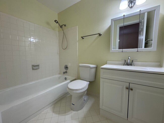 Building Photo - Well-Maintained 3 Bed 3.5 Bath Townhome Wi...