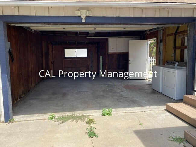 Building Photo - Stylish South Salinas Home | 2 Bed / 1.5 Bath | 1,370 sq ft