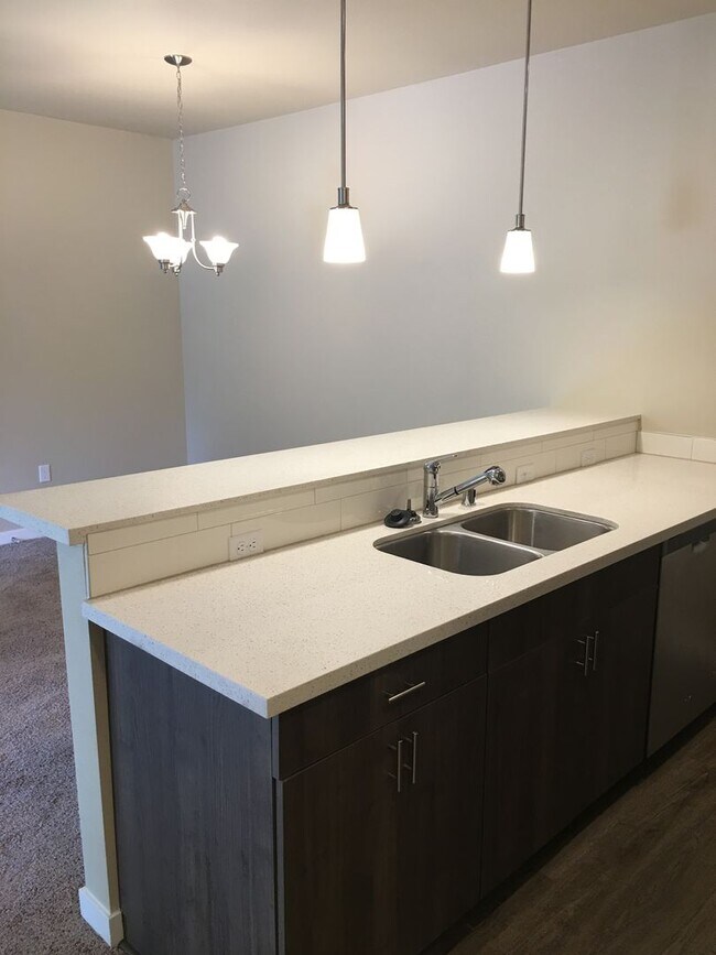 Building Photo - Beautiful 2 bedroom, super cute floorplan, laundry room with full size washer and dryer!