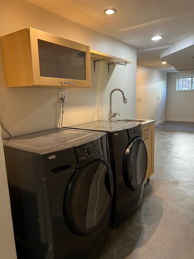 Building Photo - Charming Gregory Heights 3 Bed / 2.5 Bath