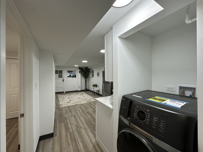 Building Photo - 1634 N Whipple St