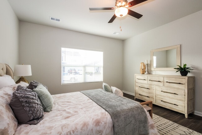 Building Photo - Comfort, Style, and Privacy Await at Mill ...
