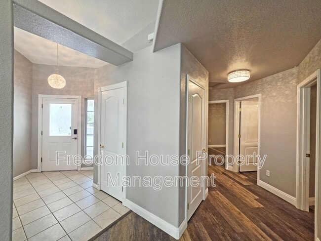 Building Photo - 3630 E Vineyard Dr N