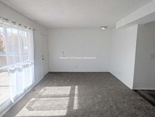 Building Photo - All New Flooring - 2 Bed, 1 Bath