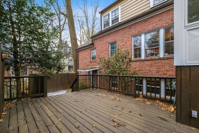 Building Photo - 5325 Chevy Chase Pky NW