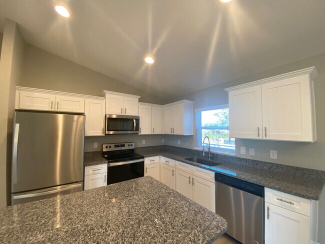 Building Photo - Available December 15th.....Custom Home - Desirable SE Ocala Neighborhood 3/2/2 **WON'T LAST**