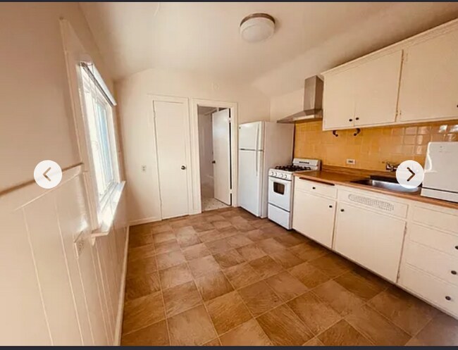 Full kitchen - 2423 Roosevelt Ave