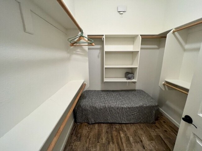 Building Photo - 3 BR LUXE Home-Walk to Colorado River, Golf & near Rotary Park.