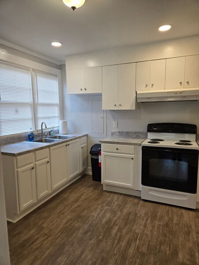 Building Photo - 4 Bedroom; 2 Bath home with Central Heatin...