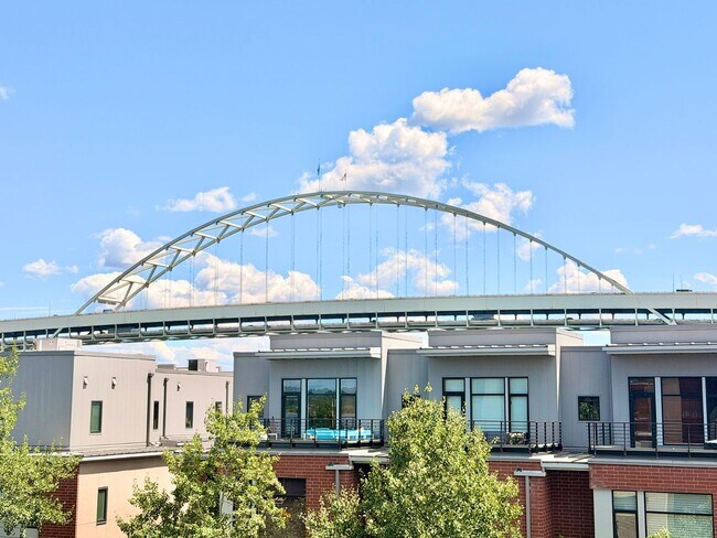 Building Photo - 1830 NW Riverscape St