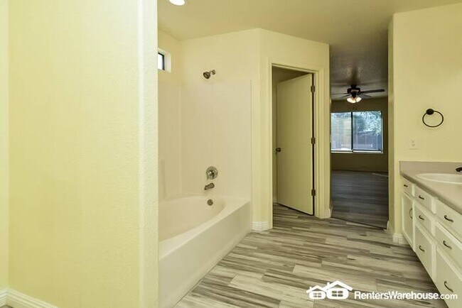 Building Photo - Spacious updated 3 Bed, 2 Bath home in Tuc...