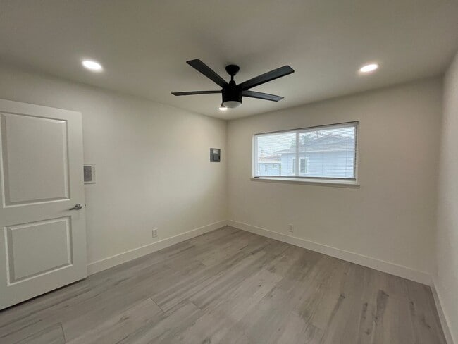 Building Photo - Beautifully Renovated Apartment Steps to t...