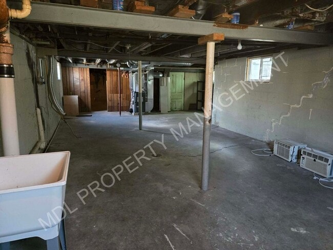 Building Photo - Spacious 3-Bedroom Home