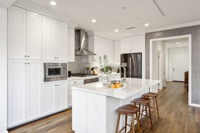 Building Photo - Thoughtfully Renovated 3 Bed, 2.5 Bath Sin...
