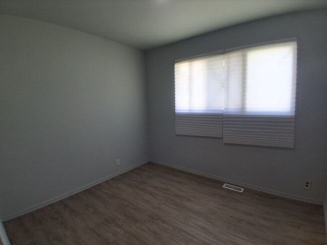 Building Photo - 1709 Crestview Dr