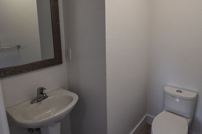 Building Photo - 324 NE 3rd St