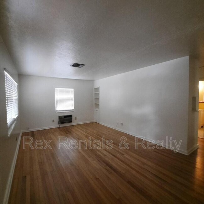 Building Photo - 834 38th Ave N