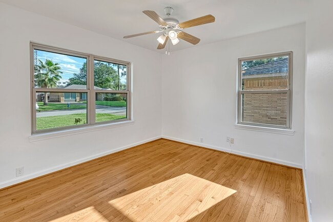 Building Photo - 1027 W 31st St