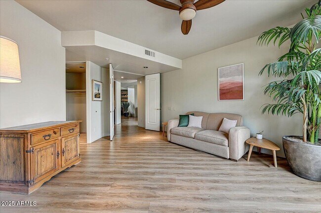 Building Photo - 10687 E Fernwood Ln