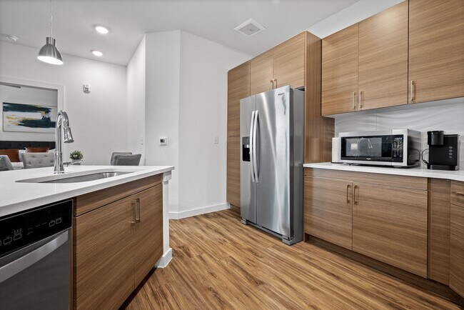 Building Photo - 2425 E Riverside Dr