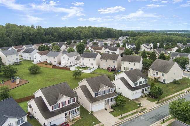 Building Photo - Welcome home to this well-maintained 4-bedroom, 2.5-bath home that offers space to grow!