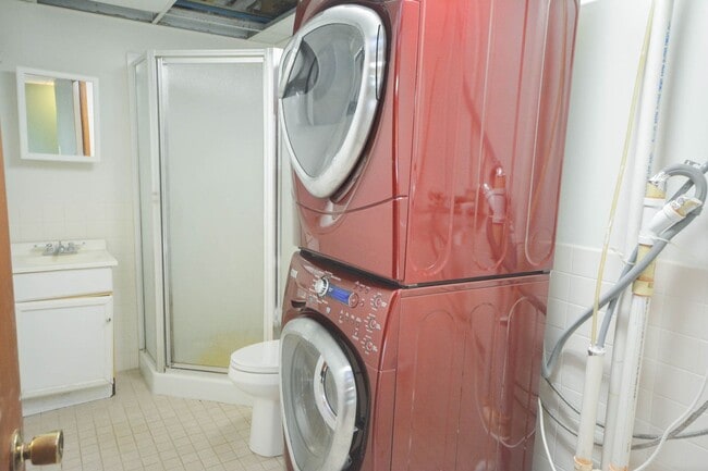 Building Photo - 3 levels of townhouse living in great NW l...