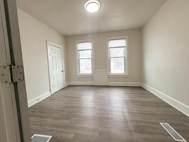 Building Photo - 527 5th St