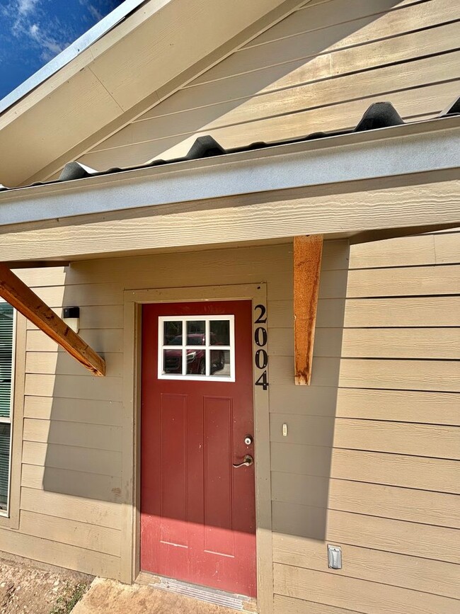 Building Photo - Now Available - 2 Bedroom Duplex w/ Modern...