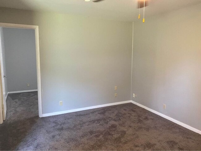 Building Photo - 605 Hillview Dr