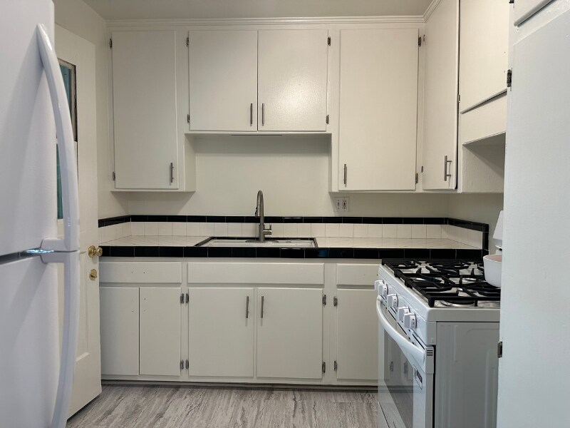 Building Photo - 1858 N Kingsley Dr