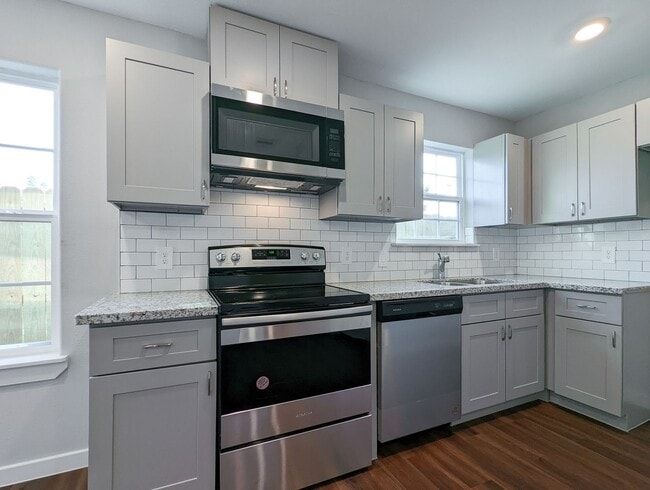 Building Photo - 6811 Glass St