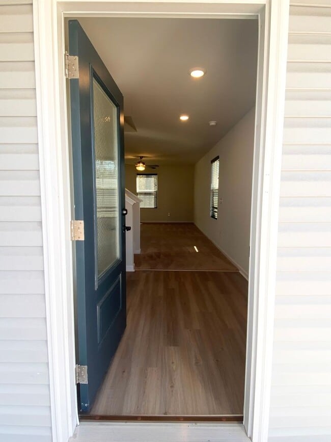 Building Photo - BETTER THAN NEW!