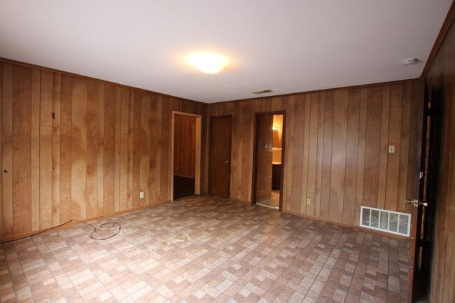 Building Photo - 1428 E Houston St