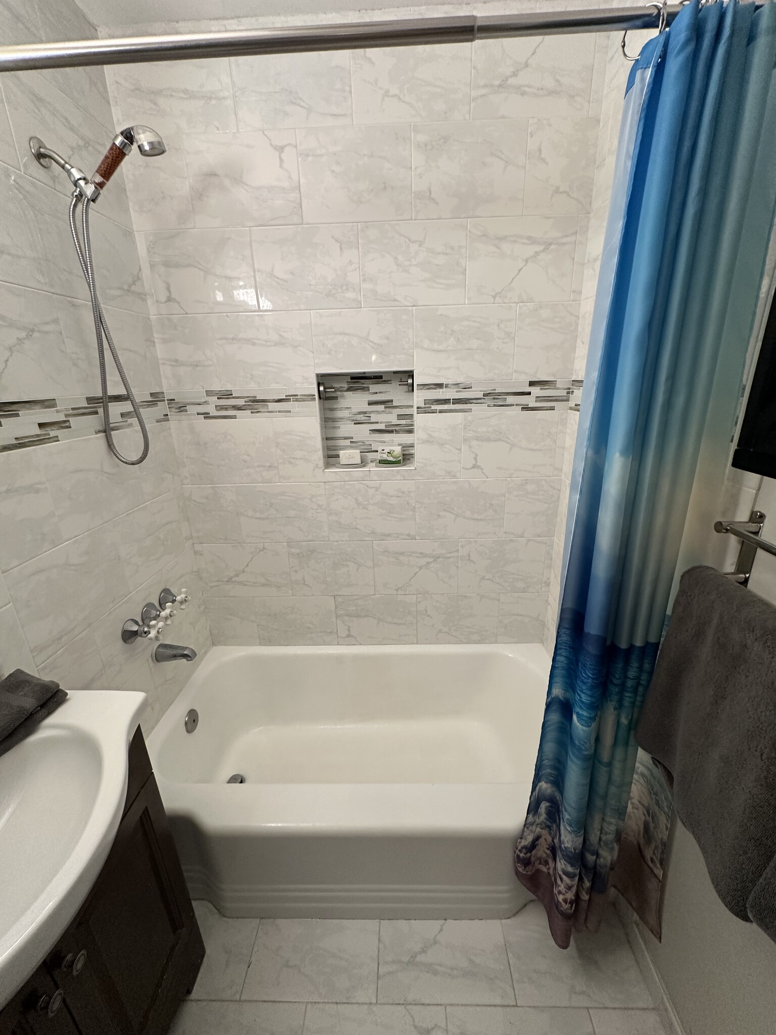 New tile with original retro bathtub! - 10350 Del Rio Rd