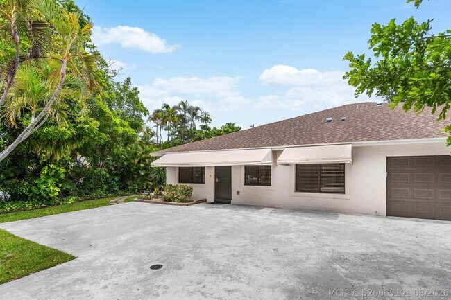 Building Photo - 825 Dogwood Dr