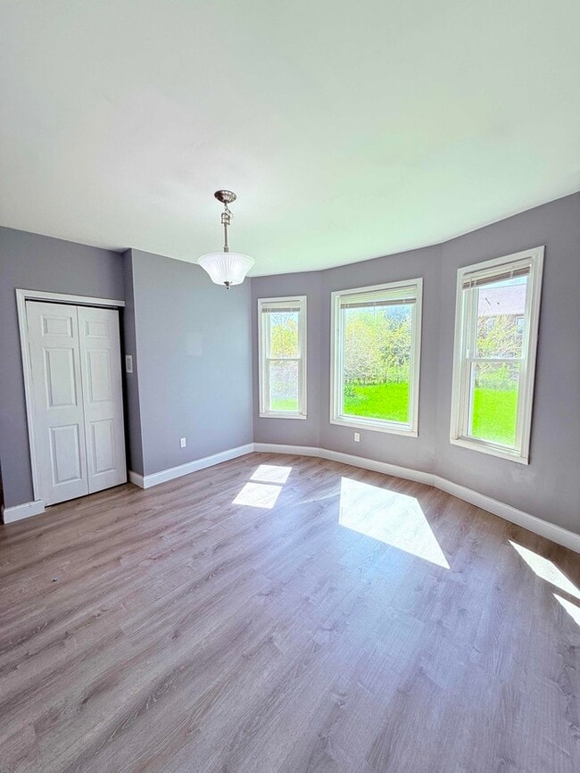 Building Photo - 3 Bed, 1 Bath Home with Modern Amenities / Vouchers Accepted / Available Now!