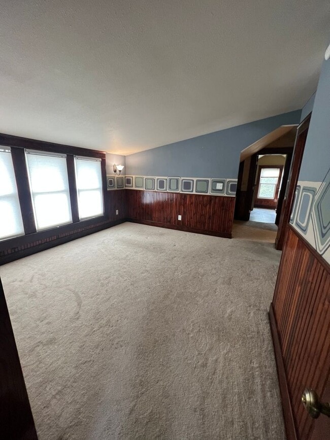 Building Photo - Spacious 4 Bedroom, 2 Bathroom Home