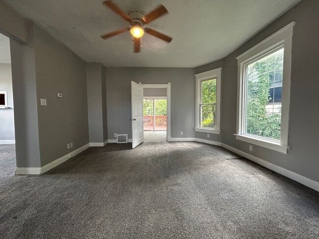 Building Photo - 3 Bedroom 2 Bath House in Moline with a Bo...