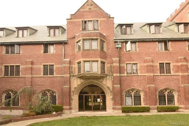 Primary Photo - 320 Chateau Rive