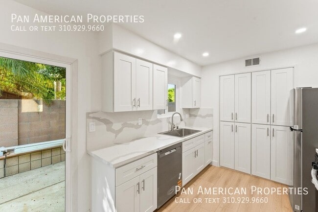 Building Photo - 2060 N Lincoln St