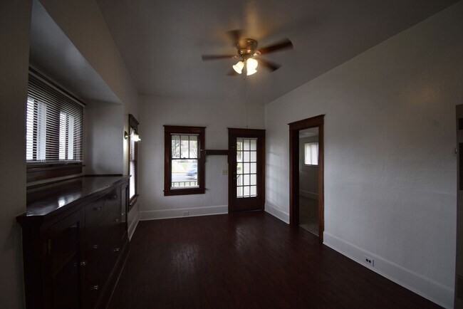 Building Photo - Cozy 2-Bedroom Home Near West Albany High School!