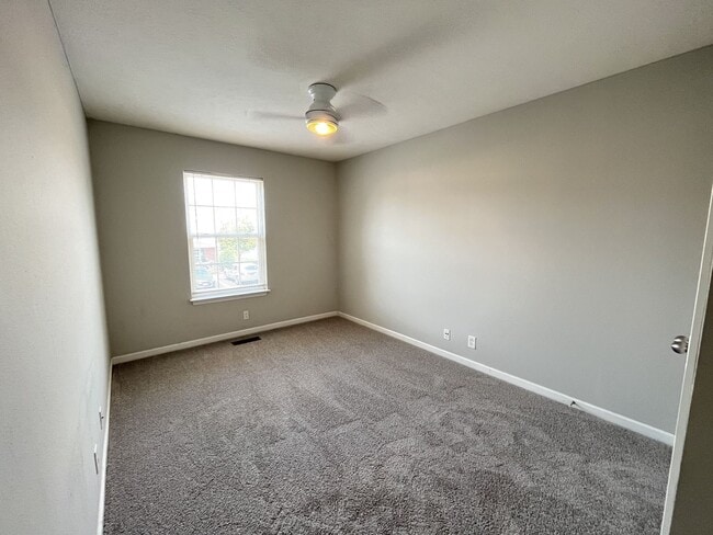 Building Photo - Great townhouse for rent in Murfreesboro!