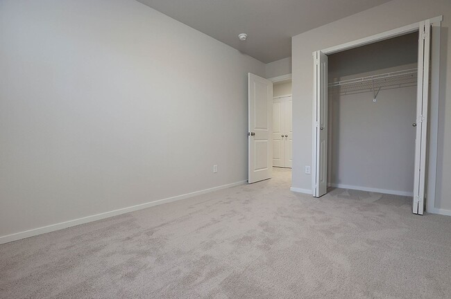 Building Photo - 3 Bedroom 2.5 Bathroom Home with Beautiful Finishes!!