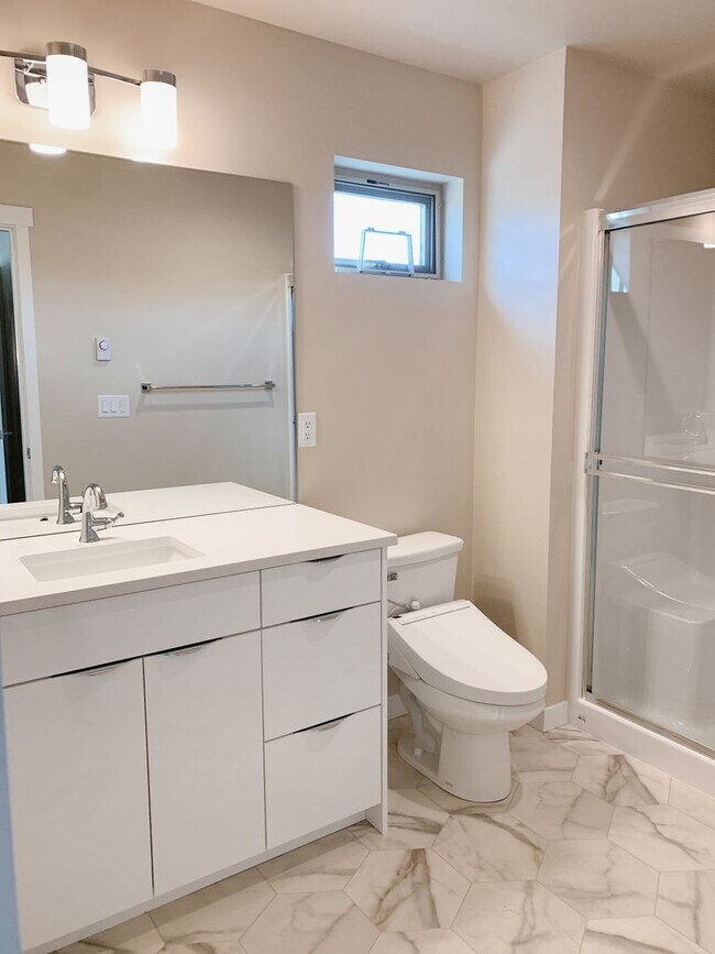 Building Photo - Lease Takeover Available NOW! Sunny 3 bdrm, 2.5 bath in Cordata Neighborhood