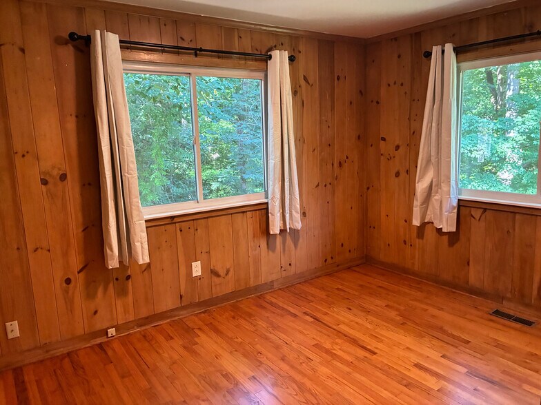 Building Photo - Room in House on Hillsborough St